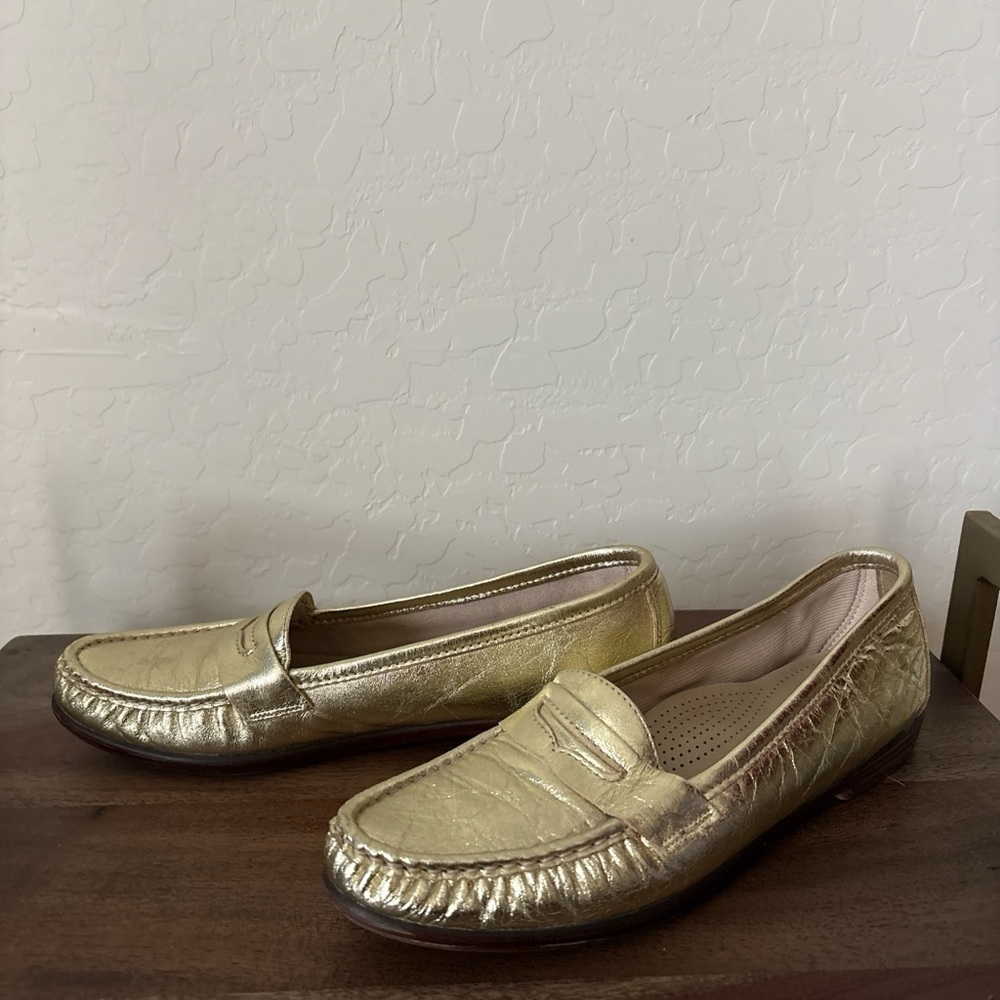 SAS Classic Gold Color Leather Slip On Loafers Comfort Shoes Tripad 9.5 S USA - Picture 1 of 8